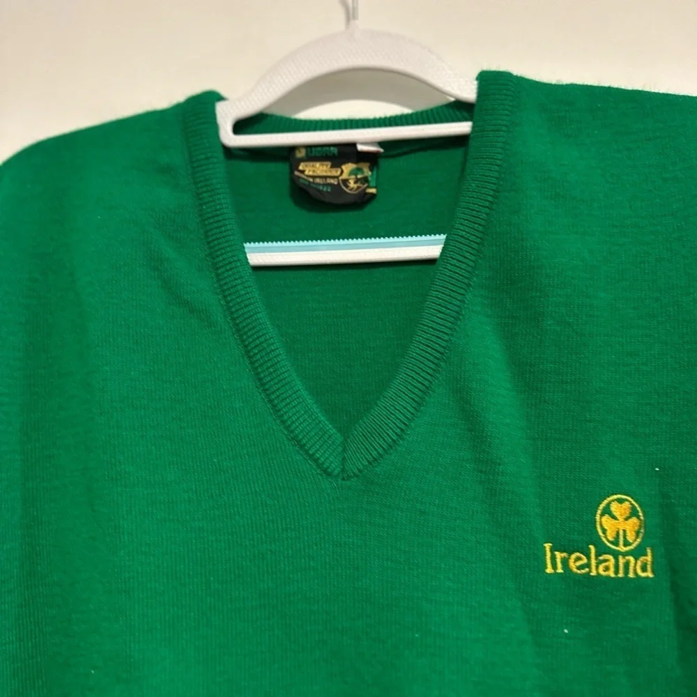 VTG Men’s Sz: 46 S Emerald Isle Bright Green Embroidered Vneck Pullover Sweater.